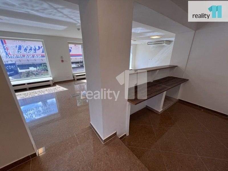 Pronájem obchodní prostory - Chebská, Karlovy Vary, 57 m²