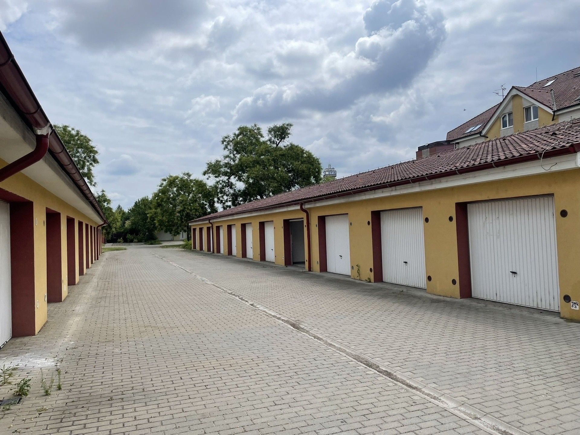 Garáže, Kpt. Jaroše, Břeclav, 20 m²