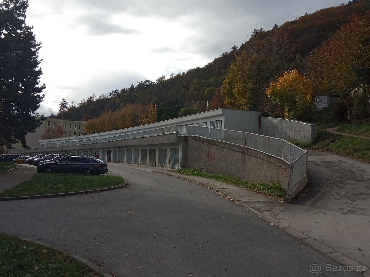 Garáže, Tišnov, 666 01