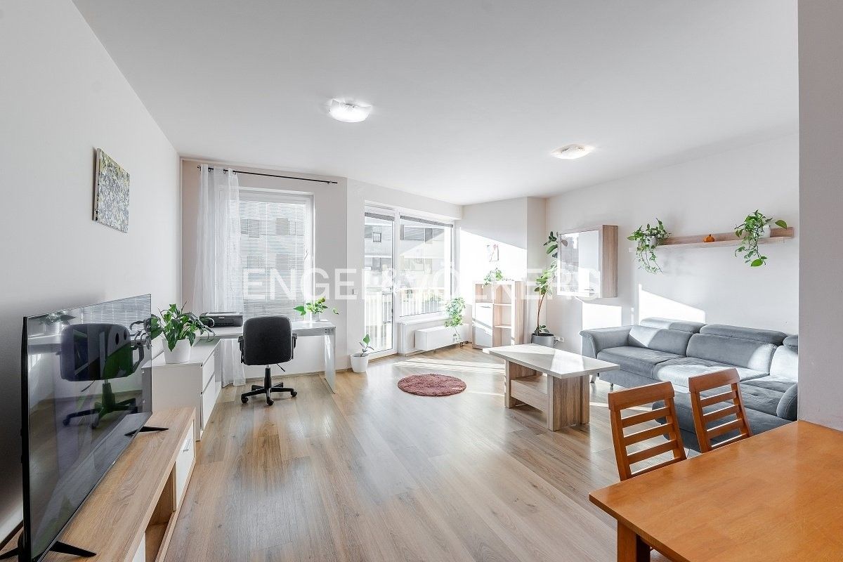 Pronájem byt 2+kk - Mezi vodami, Praha, 67 m²