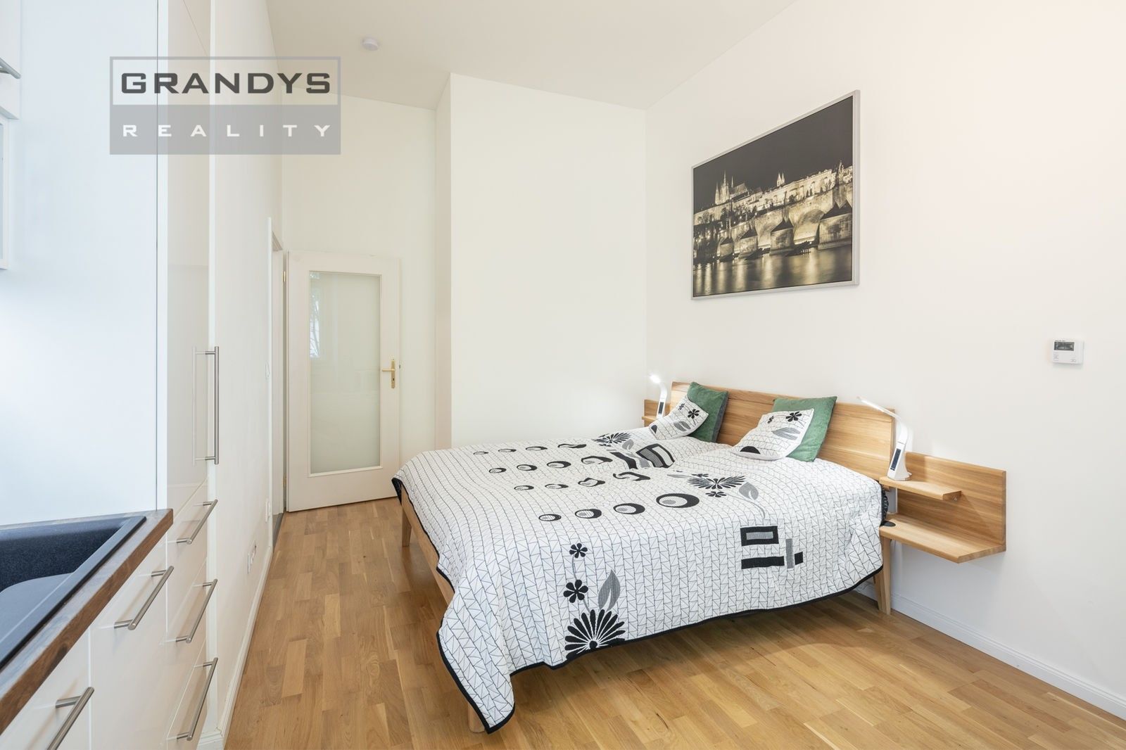 Pronájem byt 1+kk - Španělská, Praha, 24 m²