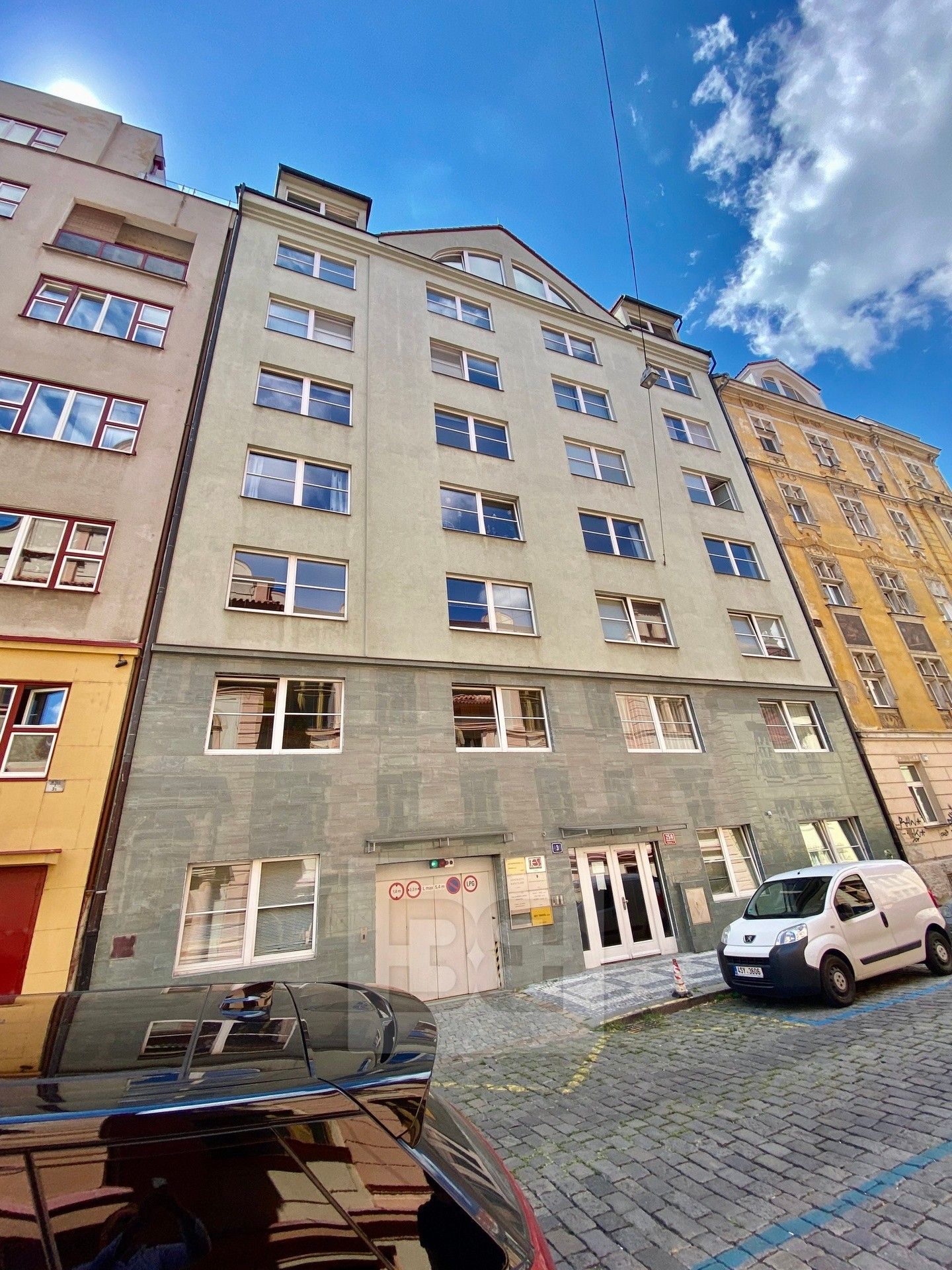 Pronájem byt 2+kk - U studánky, Praha, 60 m²