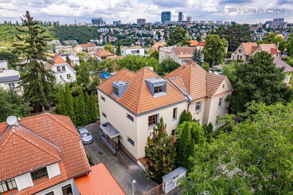 Vily, Na Dobešce, Praha, 246 m²