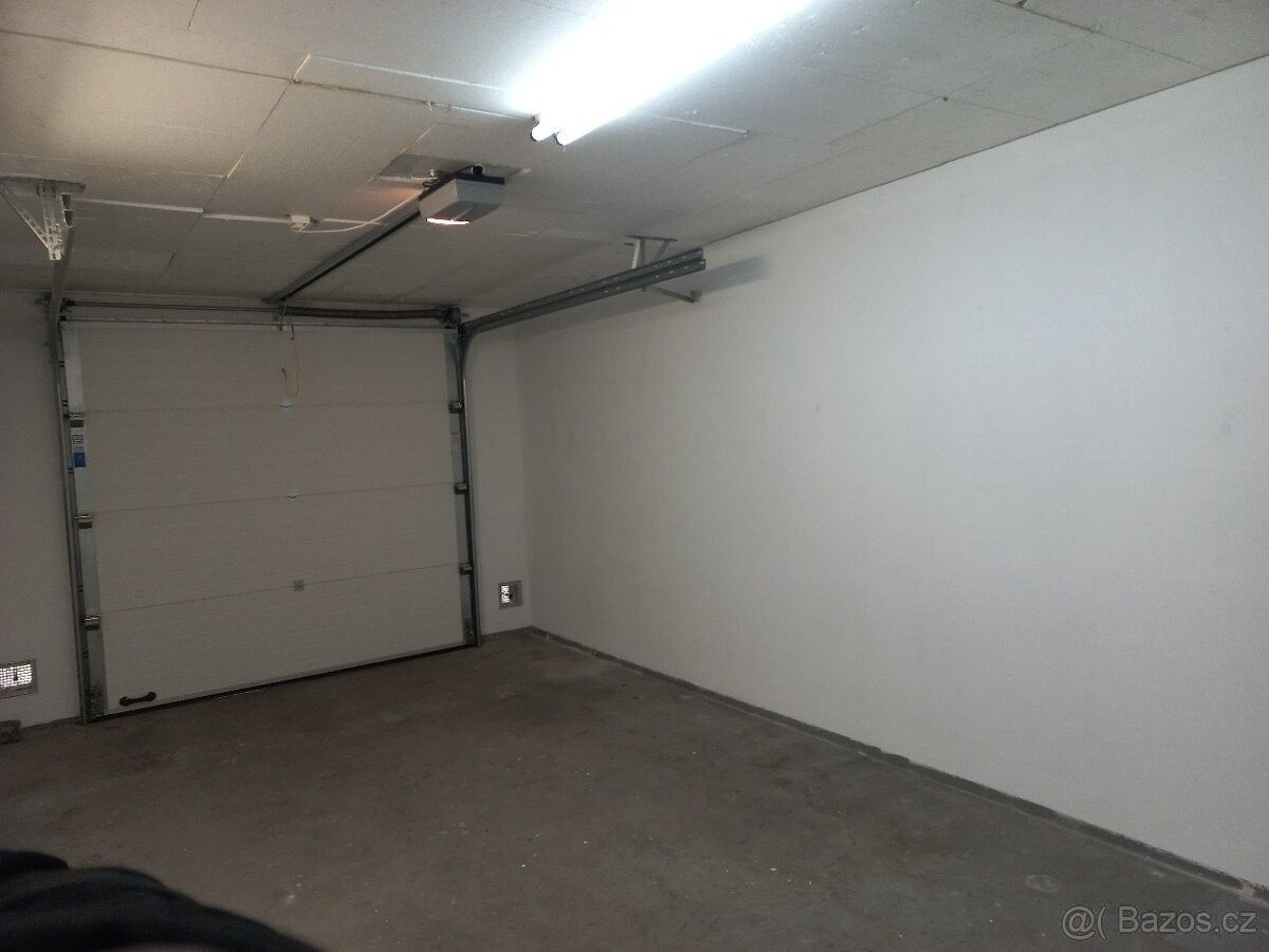 Garáže, Hodonín, 695 01