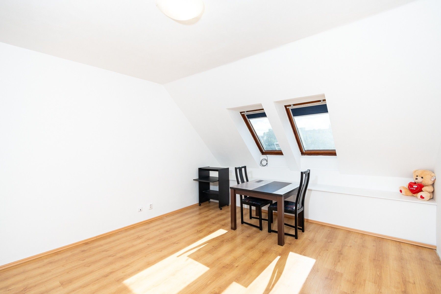 Pronájem byt 1+kk - Omská, Praha, 26 m²