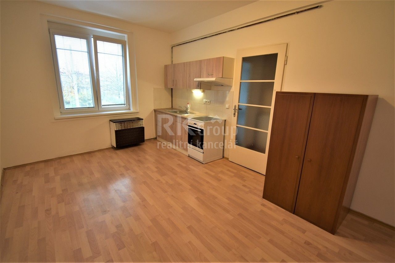 Pronájem byt 1+kk - Průběžná, Praha, 30 m²