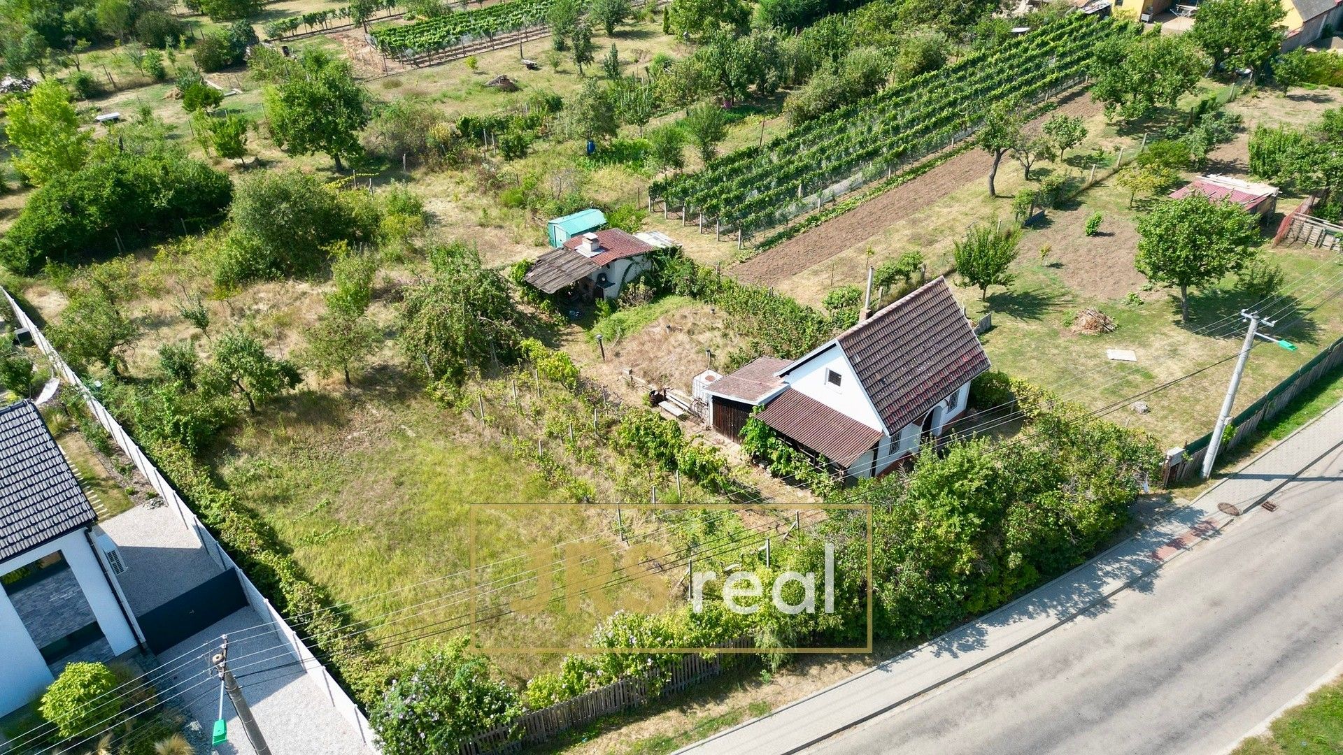 Prodej pozemek pro bydlení - Hrušky, 1 496 m²