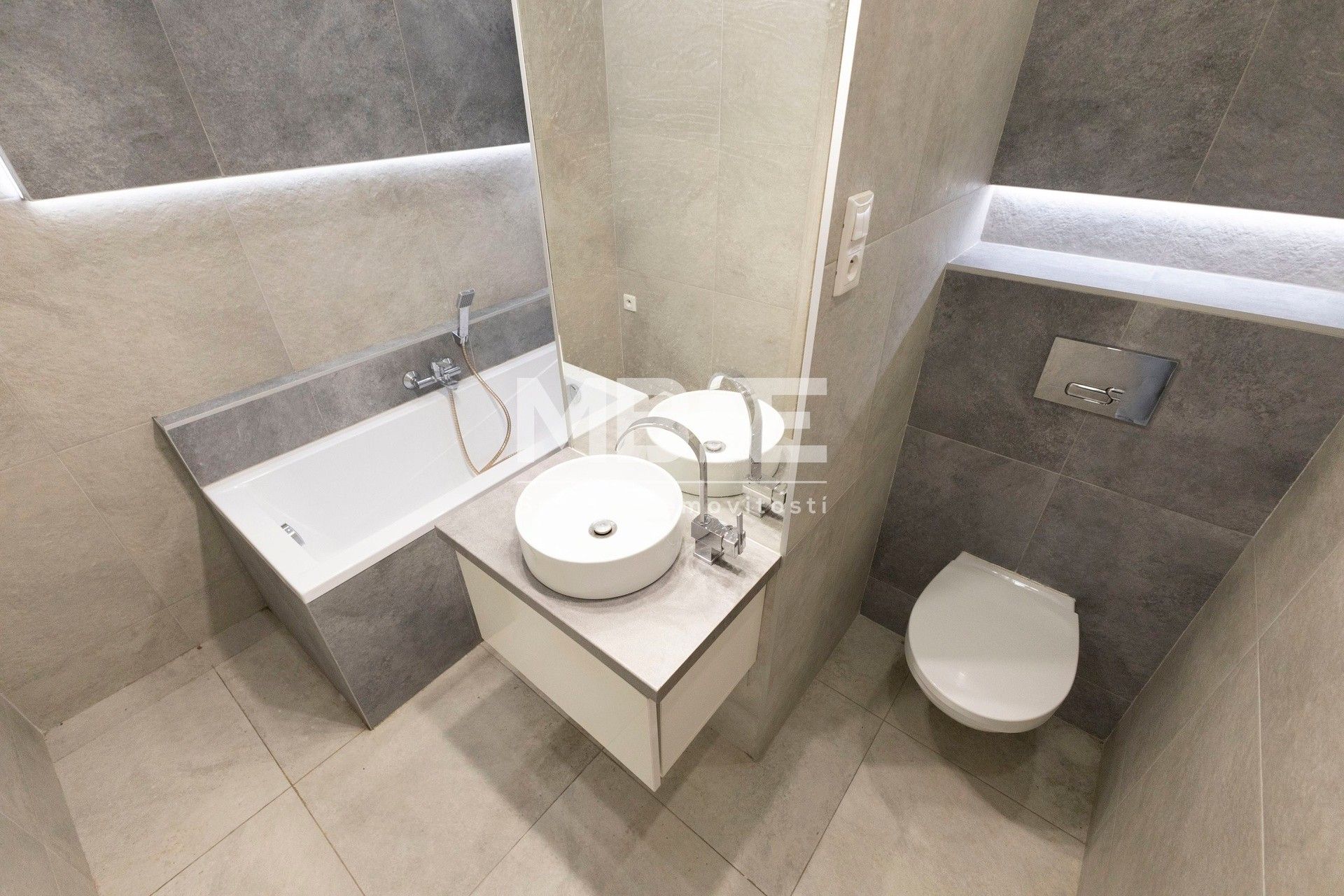 1+1, V Aleji, Karviná, 43 m²