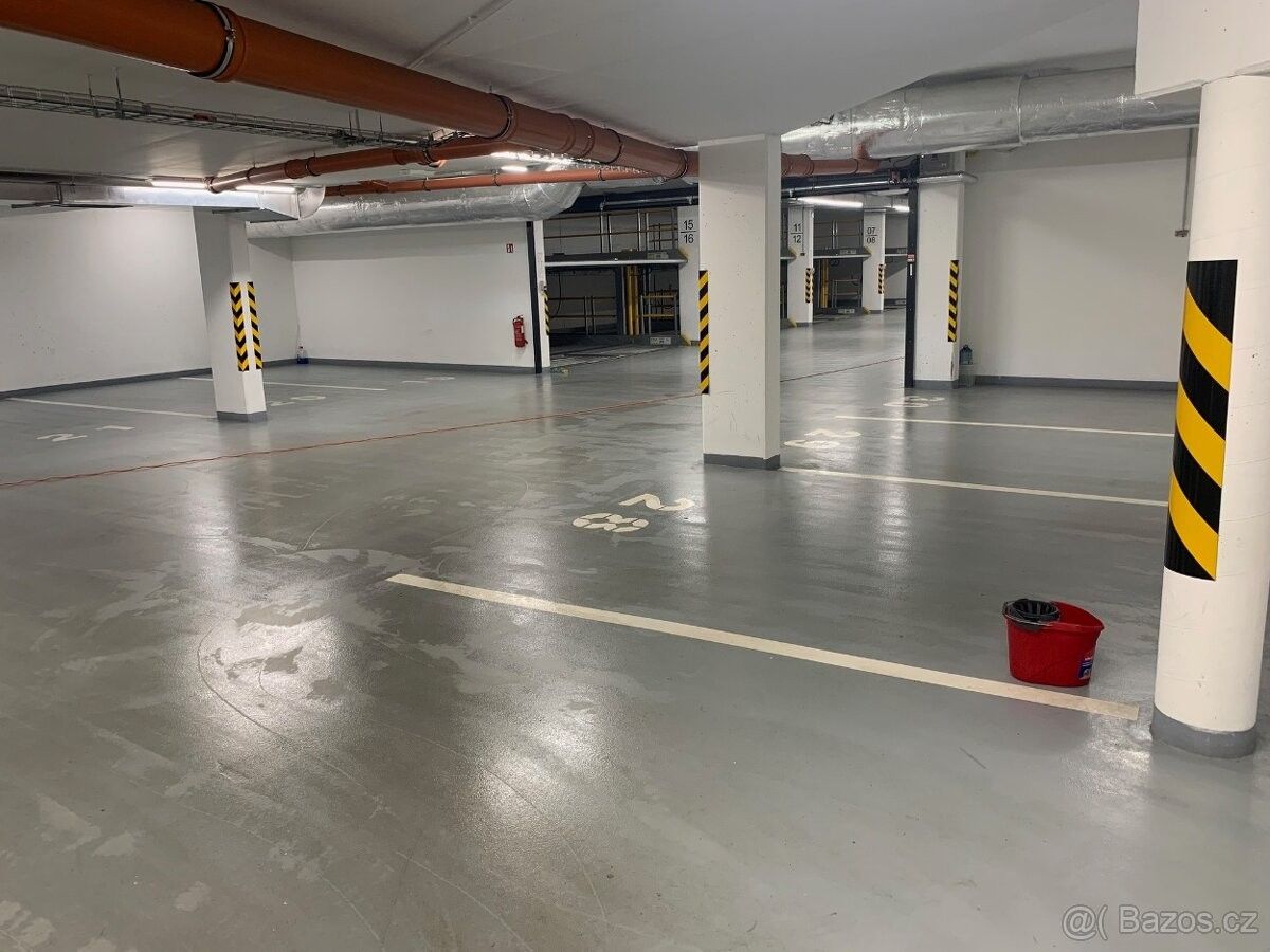 Garáže, Brno, 612 00