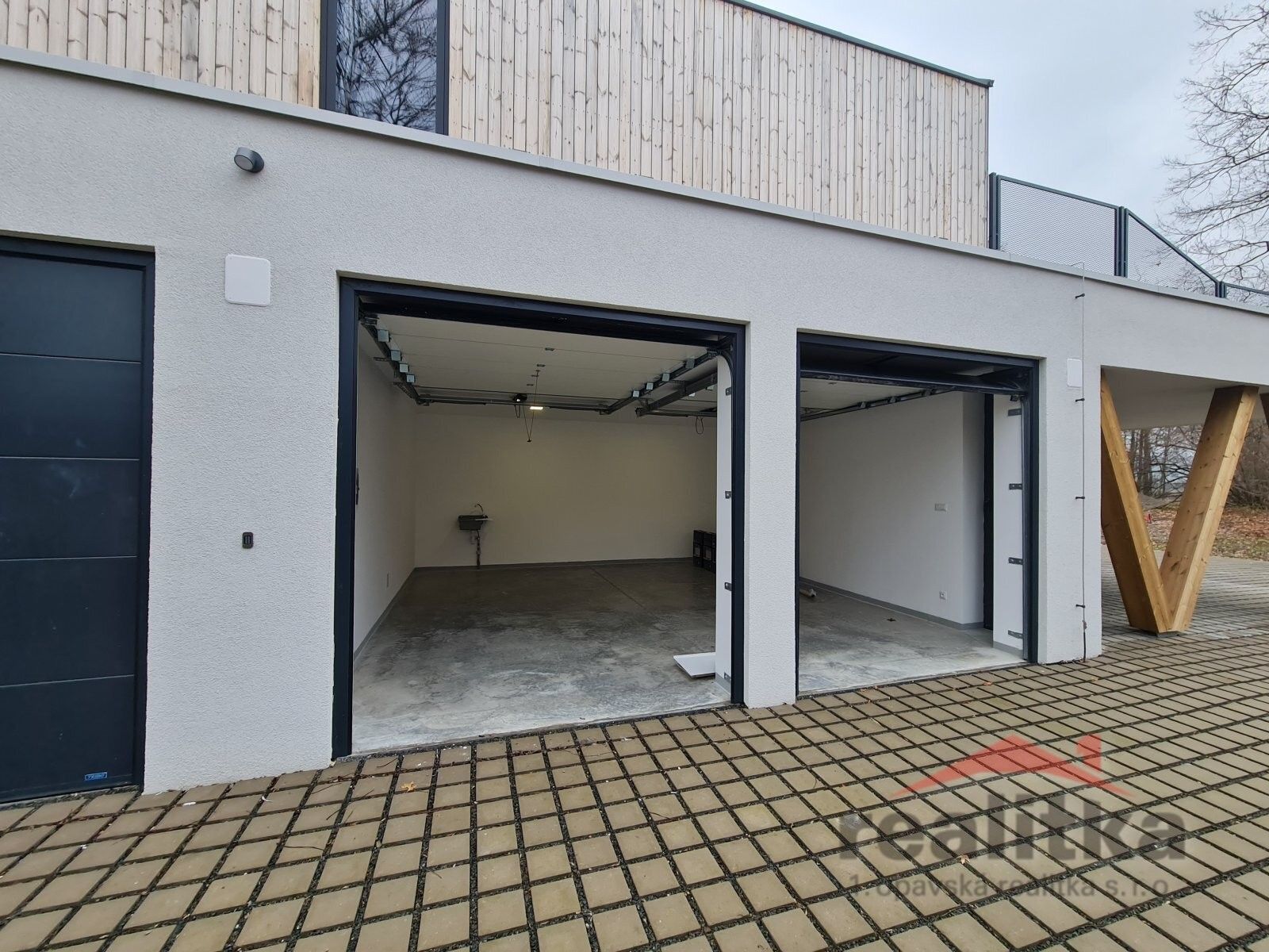 Garáže, Na Prachovníku, Opava, 18 m²