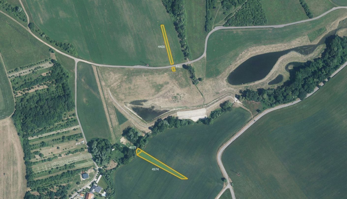 Zemědělské pozemky, Hradčovice, 13 700 m²