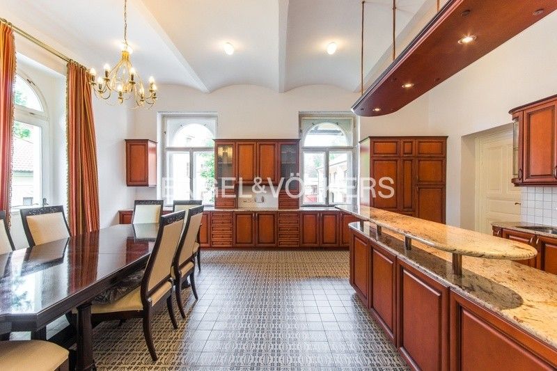 Pronájem rodinný dům - Ke dvoru, Praha, 827 m²