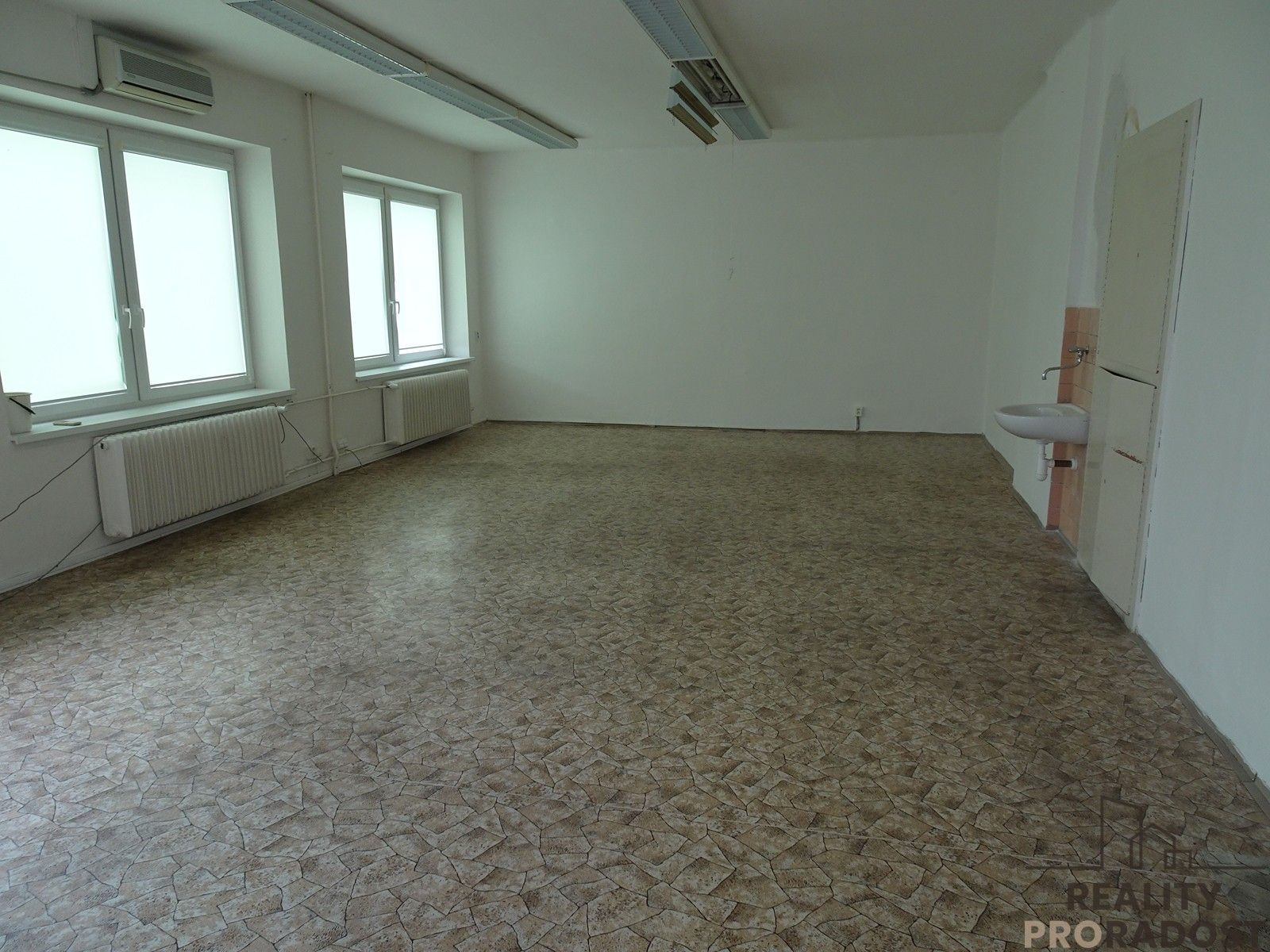 Pronájem kancelář - Hlaváčova, Pardubice, 50 m²