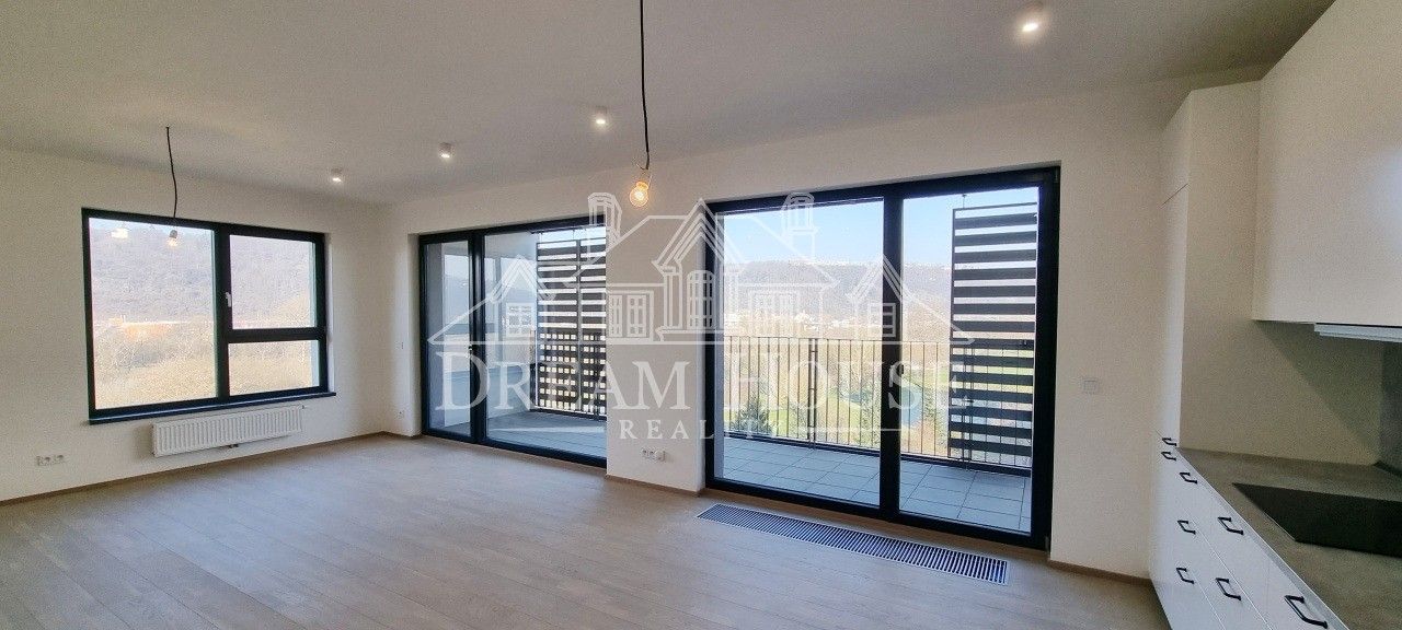 Pronájem byt 3+kk - Mezi vodami, Praha, 111 m²