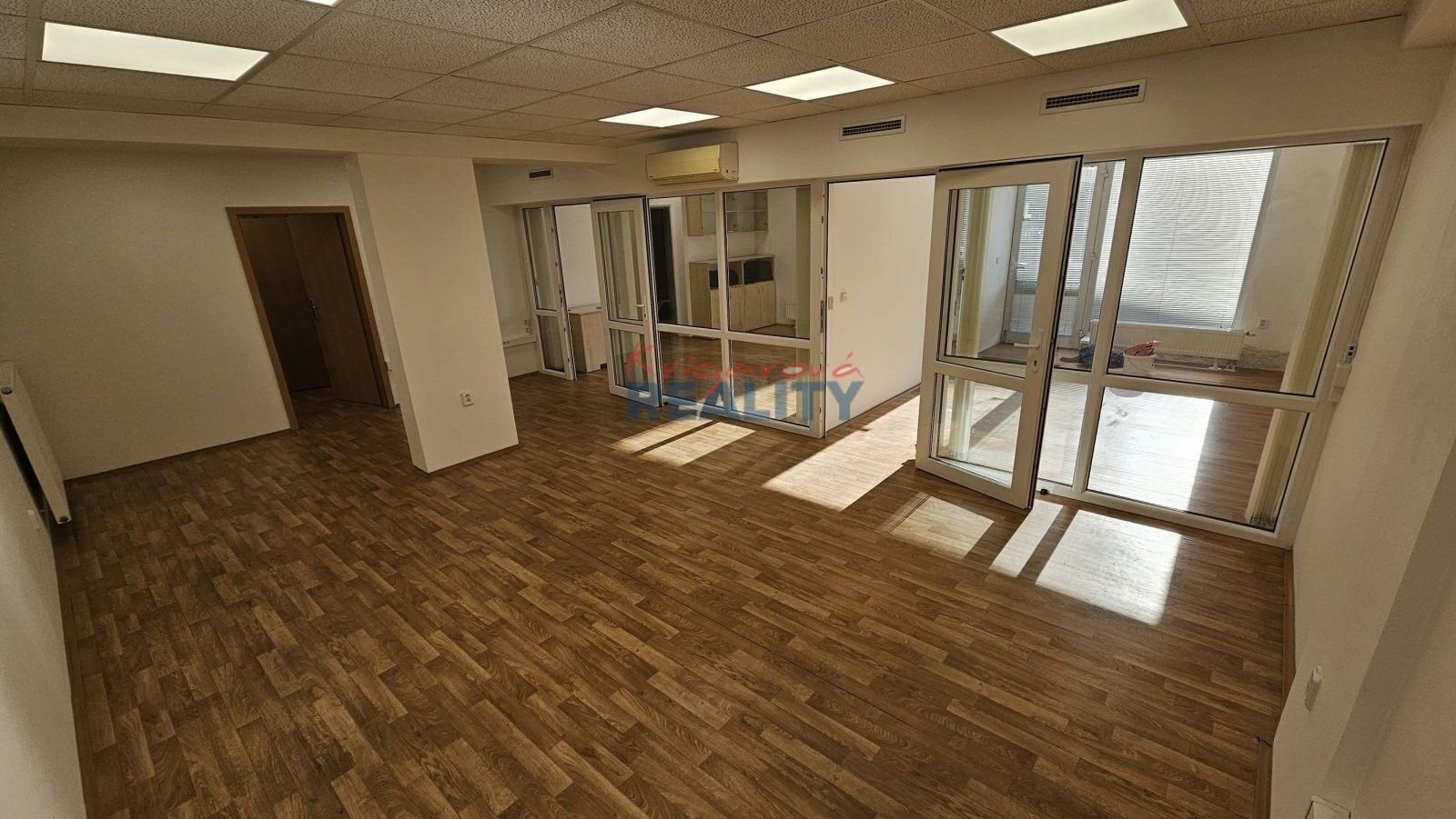 Pronájem obchodní prostory - Suchovrbenské nám., České Budějovice, 99 m²