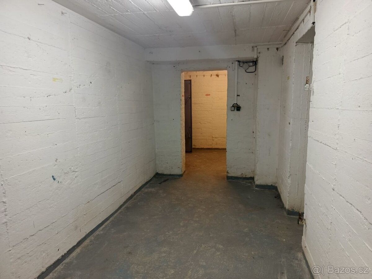 Sklady, Praha, 148 00