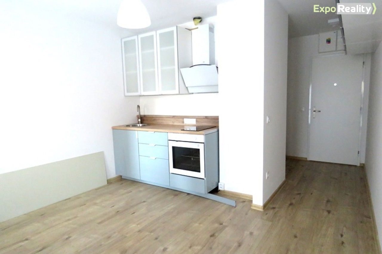 Pronájem byt 1+kk - Lorencova, Zlín, 28 m²