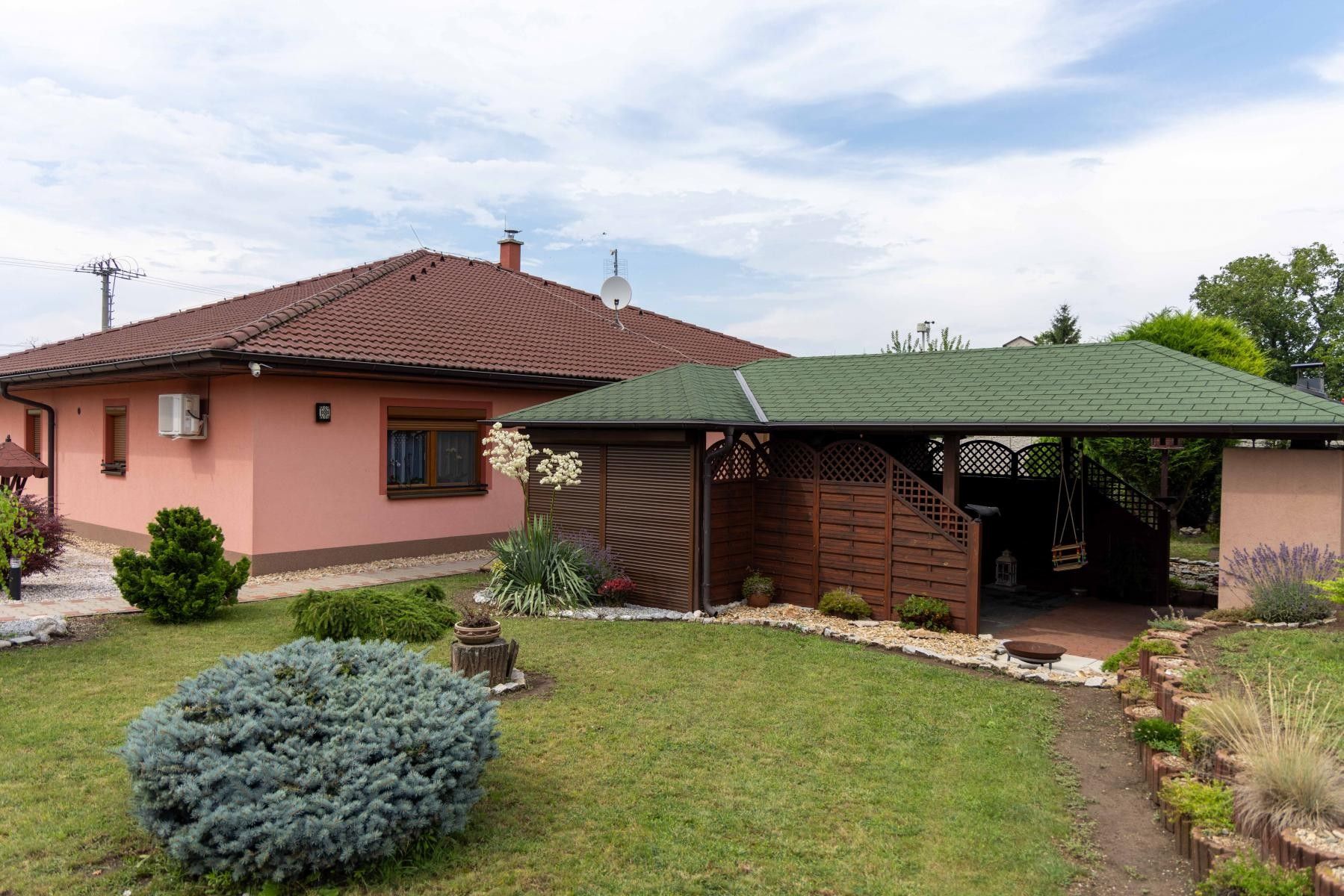 Prodej rodinný dům - Loděnice, 466 m²