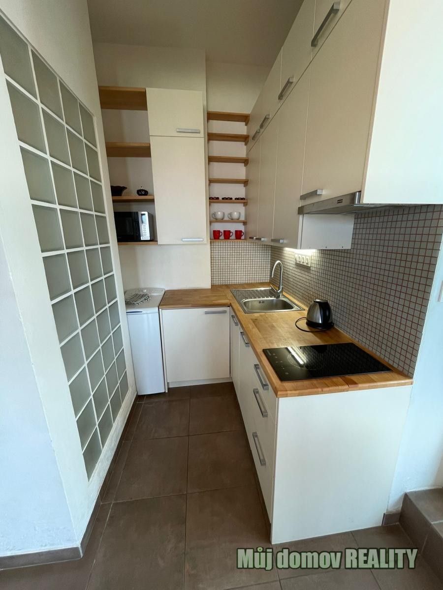 Pronájem byt 1+kk - Bělohorská, Praha, 33 m²