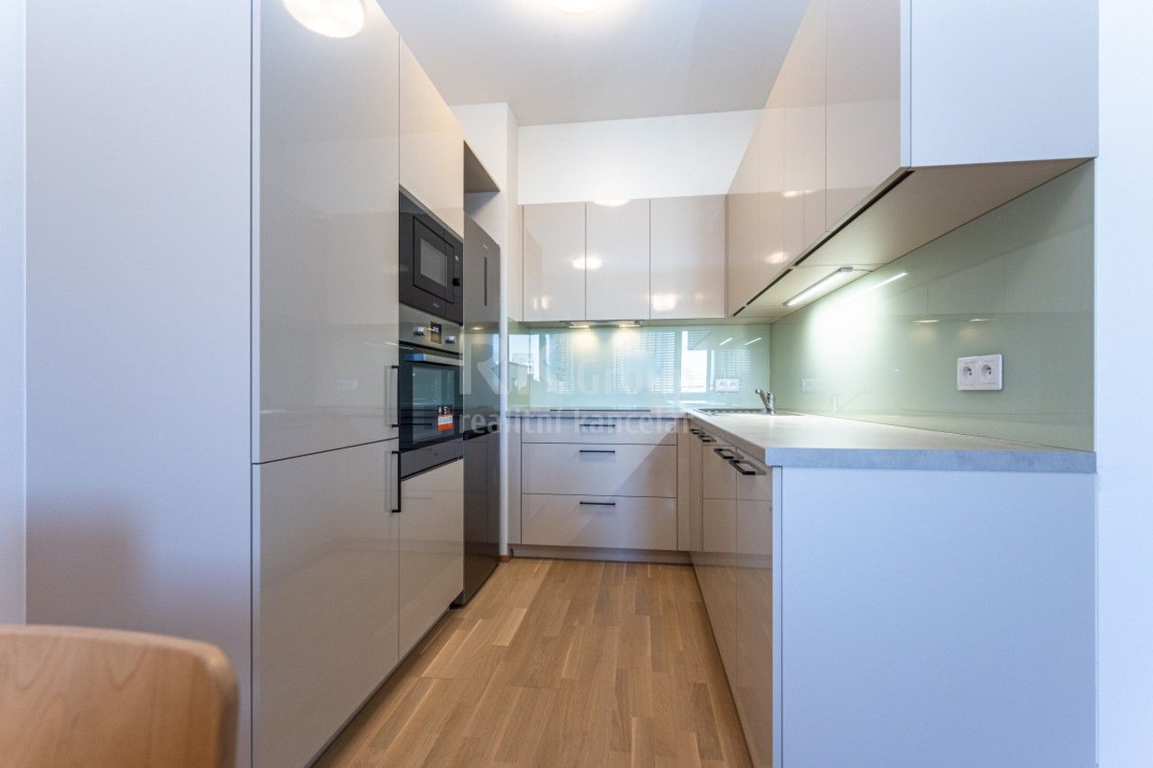 2+kk, Argentinská, Praha, 64 m²