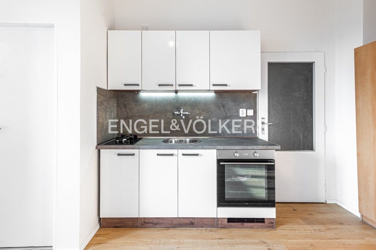Pronájem byt 1+kk - Strašínská, Praha, 34 m²