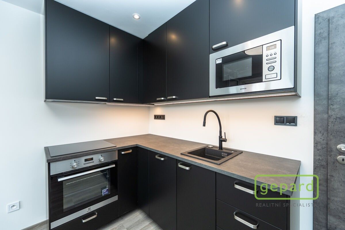 Pronájem byt 2+kk - Tenisová, Praha, 32 m²