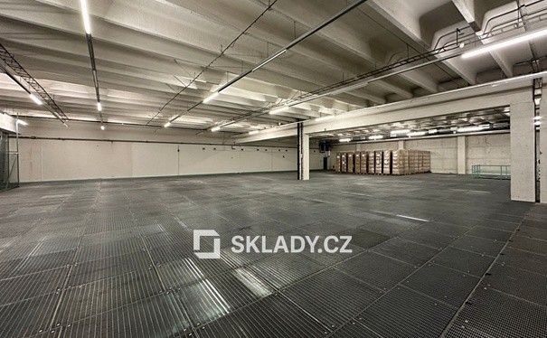 Sklady, Hradec Králové, 2 800 m²