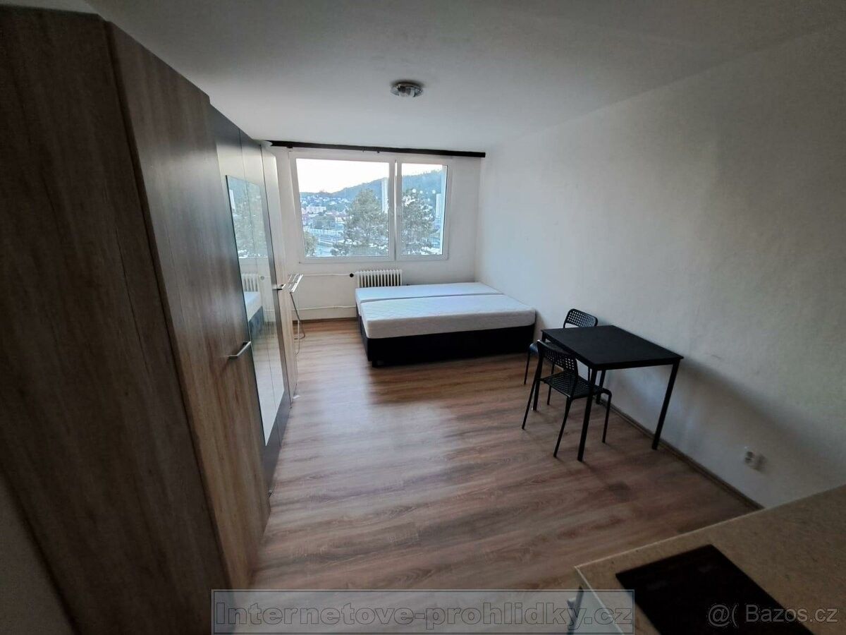 1+kk, Praha, 153 00, 300 m²