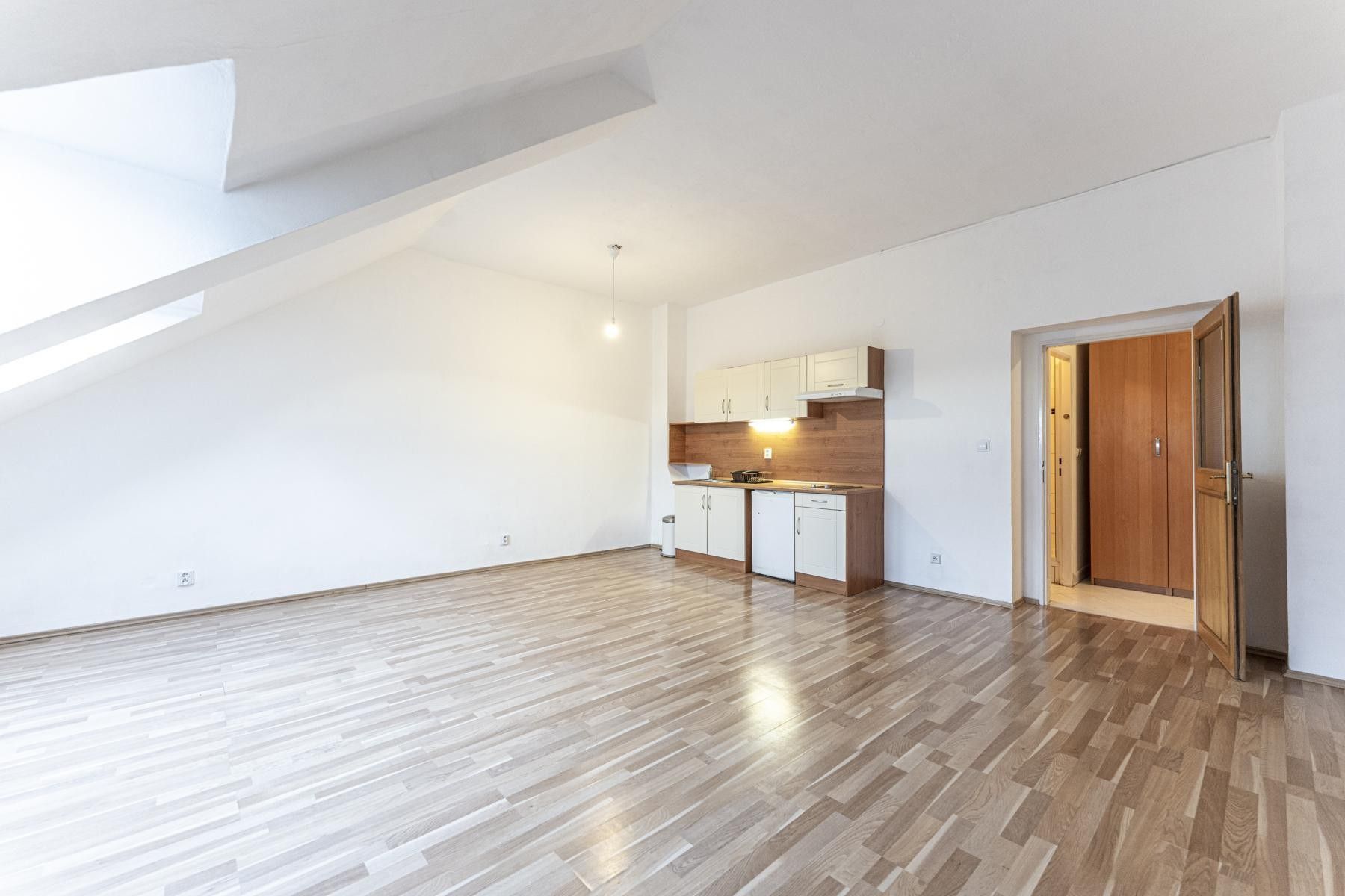 Pronájem byt 1+kk - Dykova, Praha, 40 m²