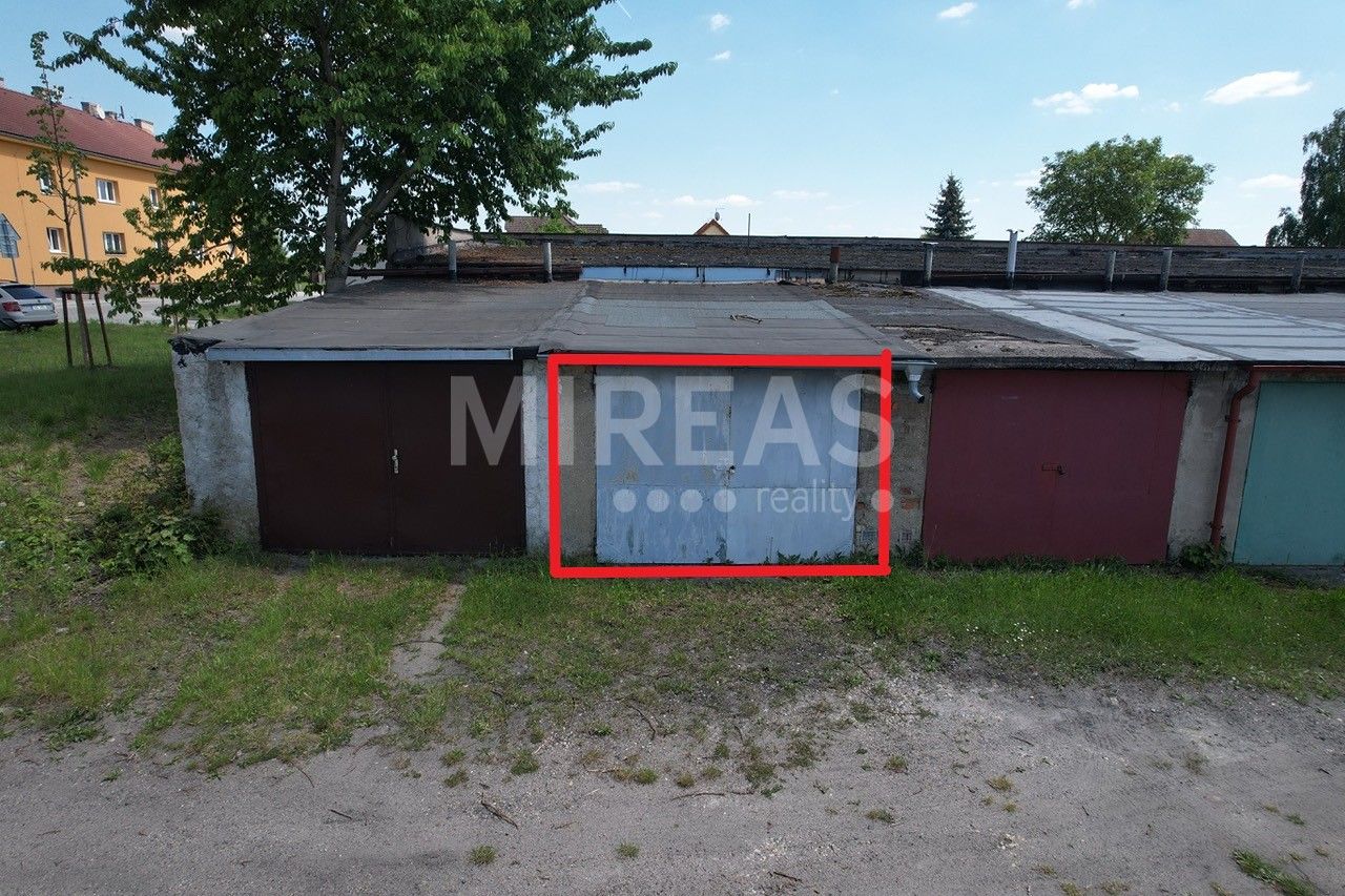 Garáže, Milovice, 22 m²