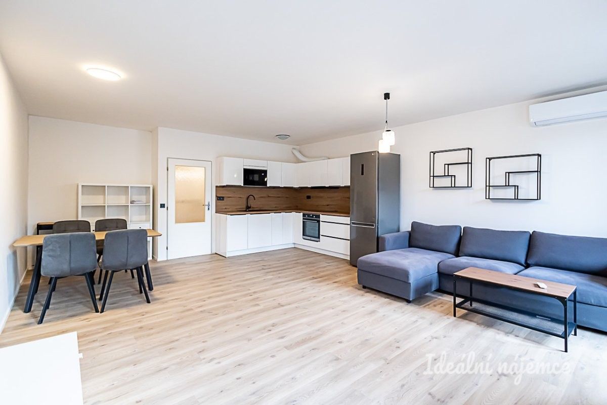 2+kk, Kostomlatská, Praha, 64 m²