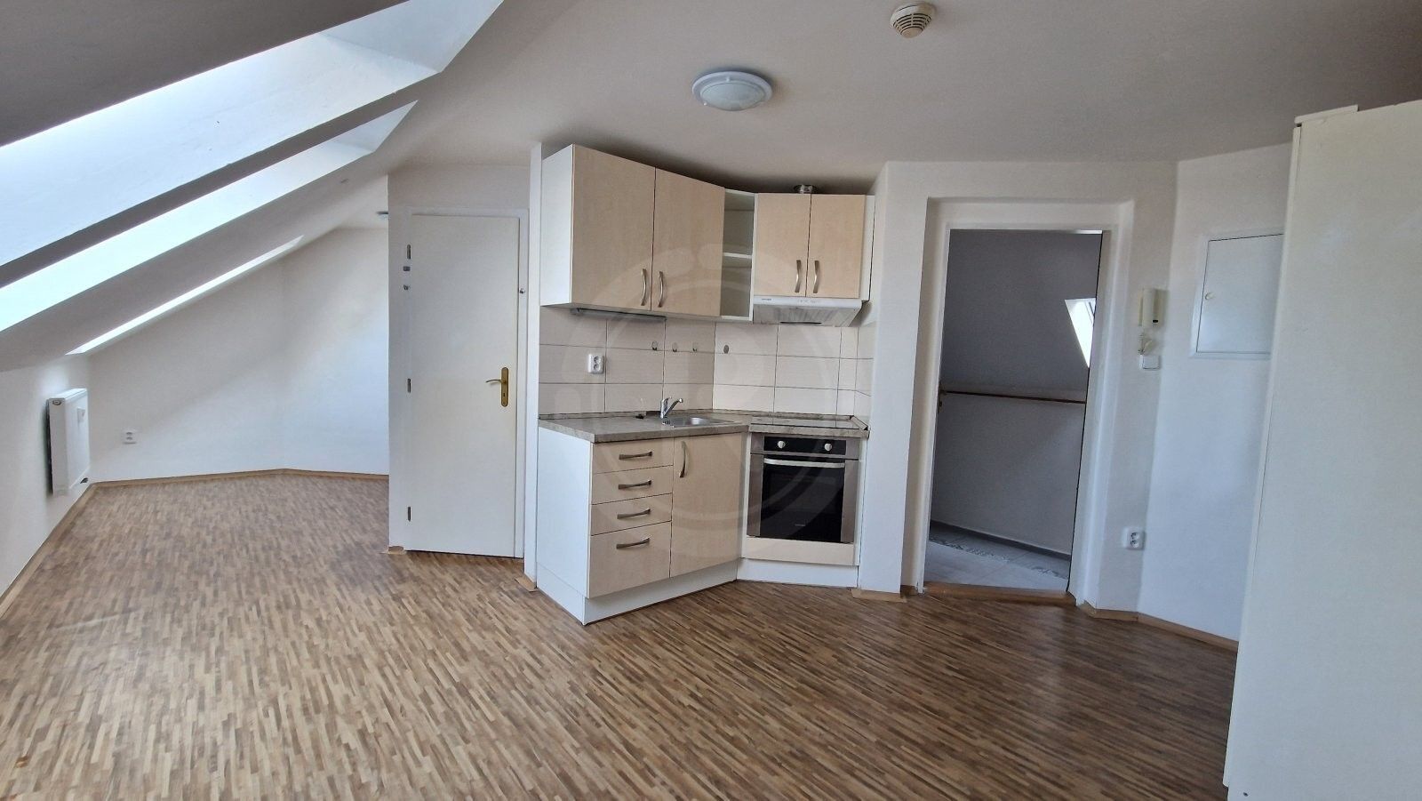 1+kk, nám. Bratří Čapků, České Budějovice, 28 m²