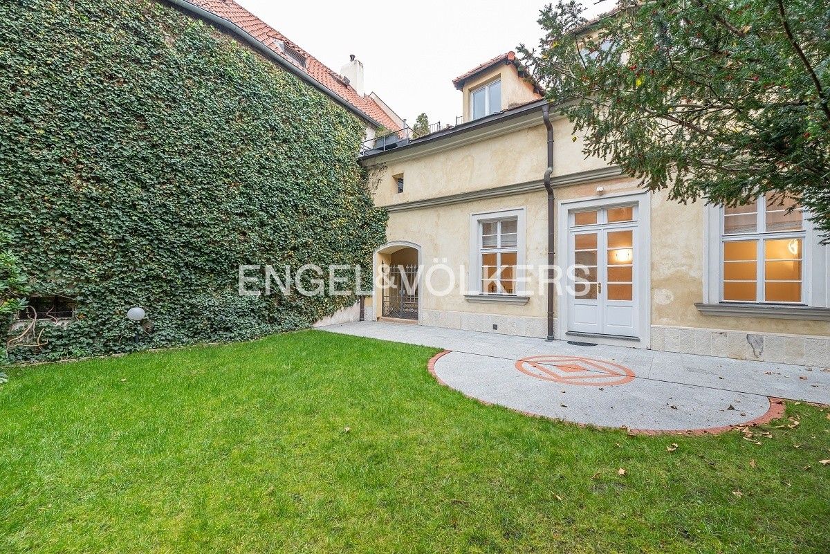 Pronájem byt - Vlašská, Praha, 184 m²