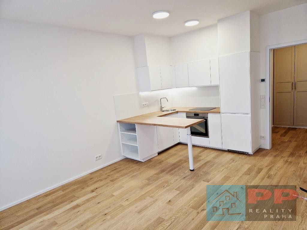 Pronájem byt 1+kk - U průhonu, Praha, 33 m²