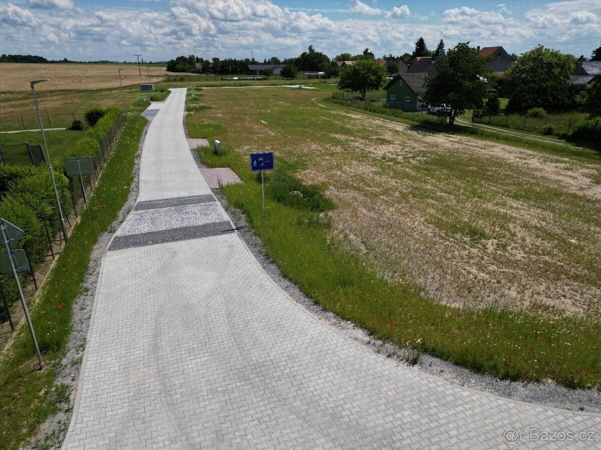 Prodej pozemek pro bydlení - Straky, 289 25, 750 m²