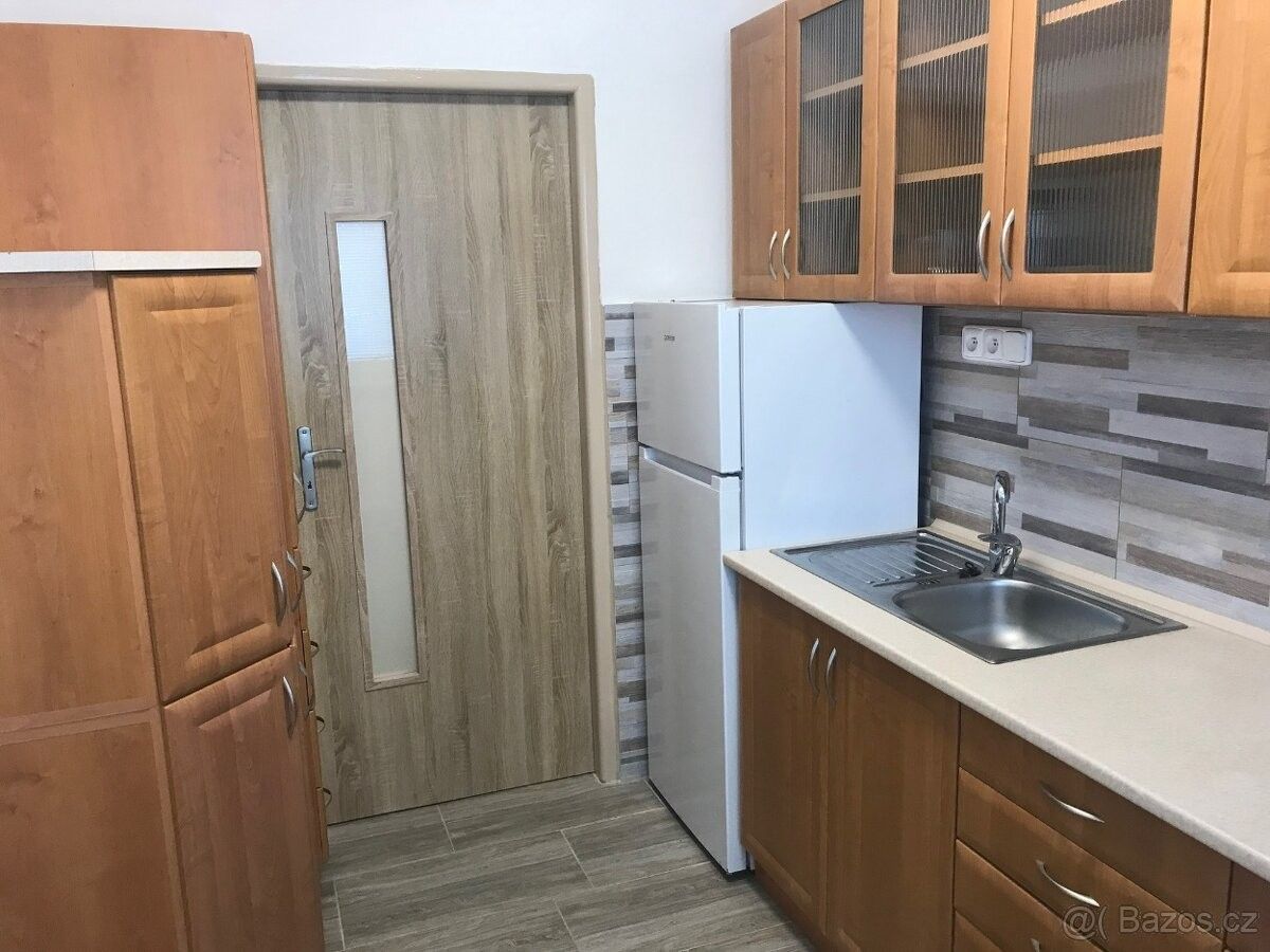 Pronájem byt - Lukov, 676 02