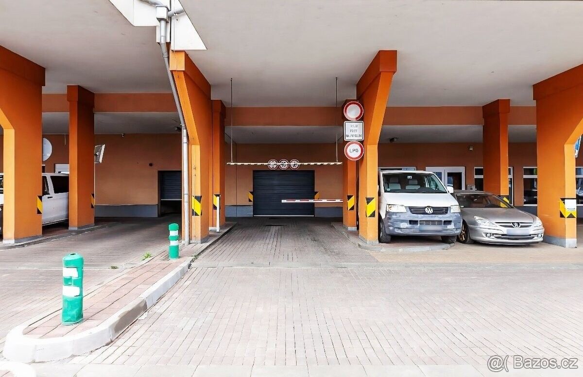Garáže, Praha, 104 00