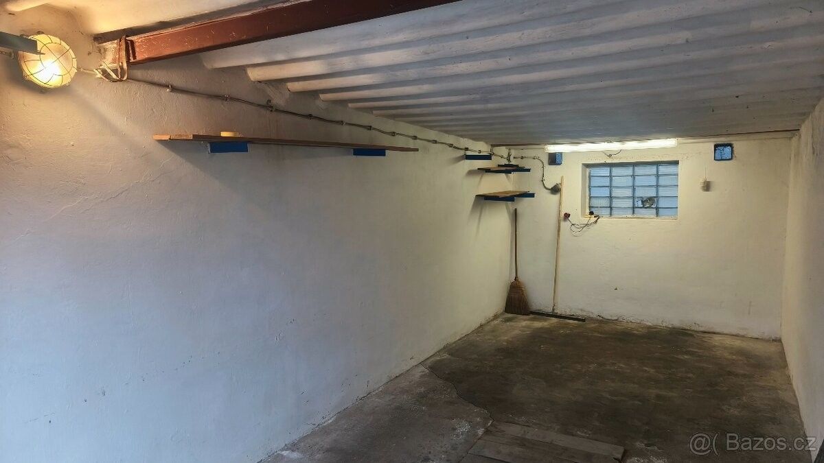 Garáže, Uherský Brod, 688 01