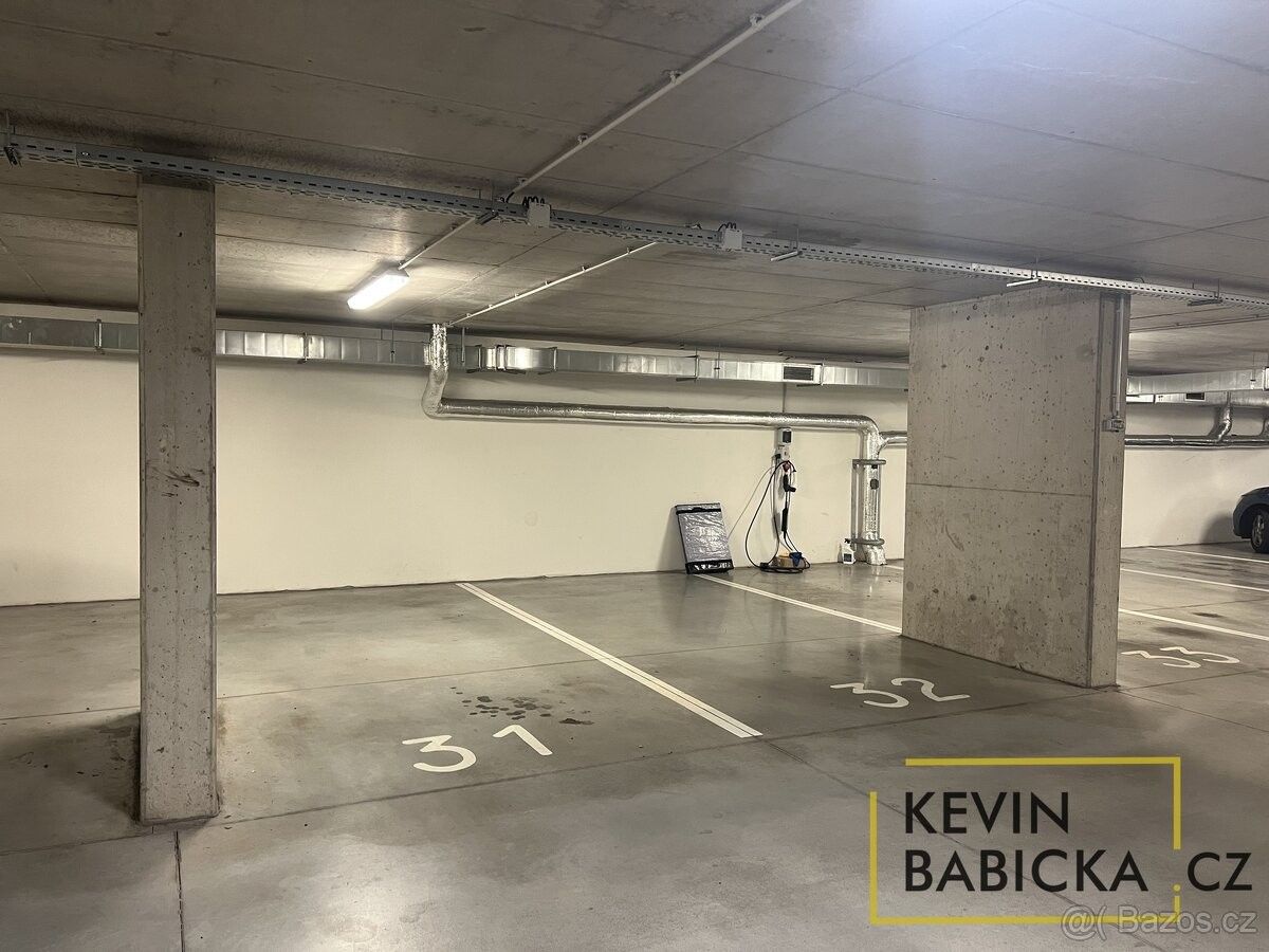 Garáže, Brno, 612 00