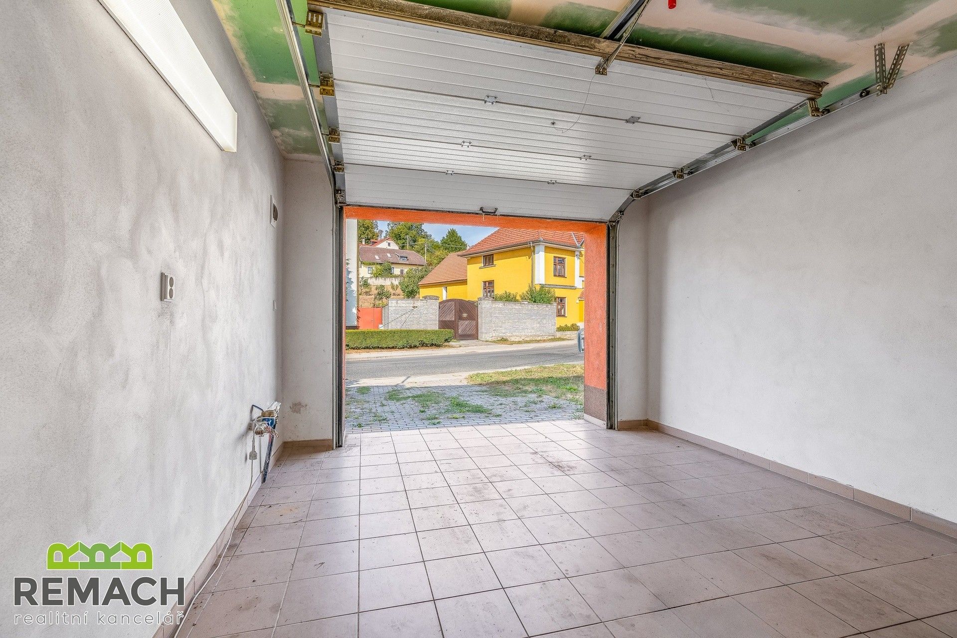 Prodej garáž - Sady, Uherské Hradiště, 24 m²