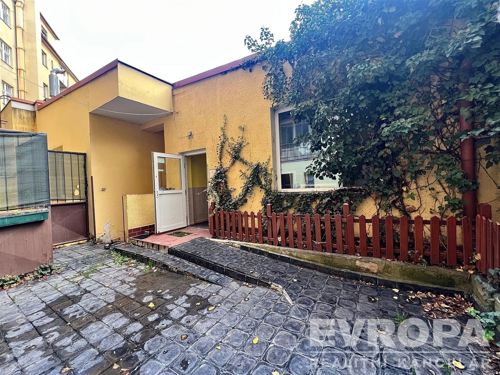 Obchodní prostory, náměstí Dr. Václava Holého, Praha, 300 m²