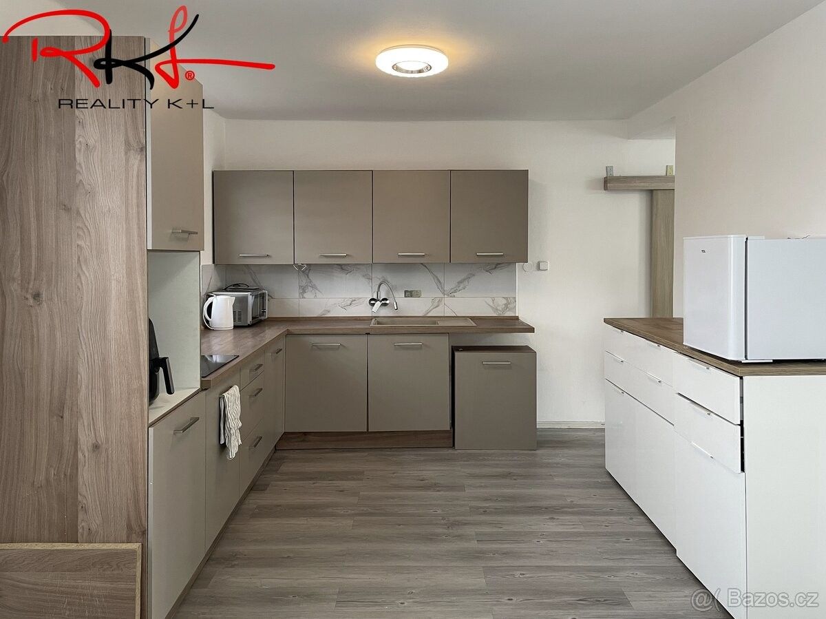 Rodinné domy, Hrobce, 411 83