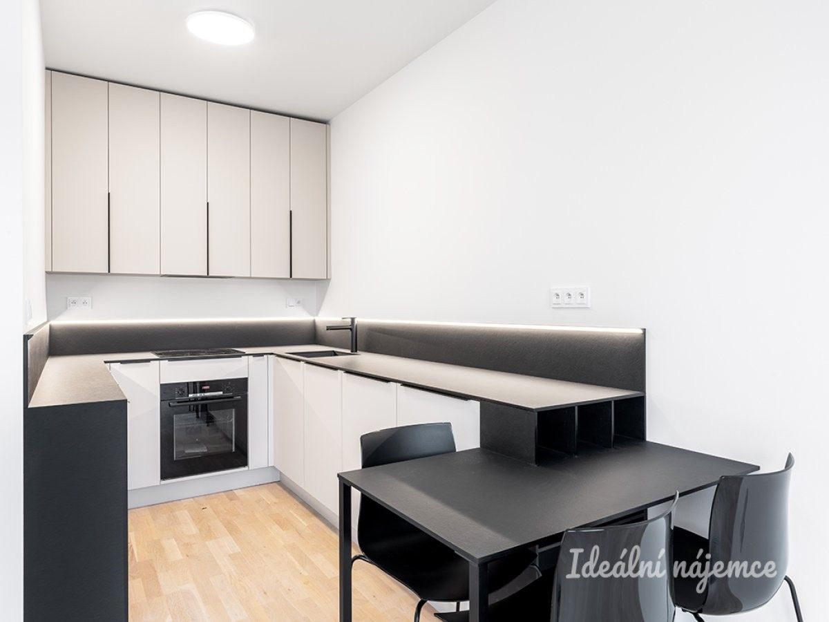 2+kk, V náklích, Praha, 57 m²