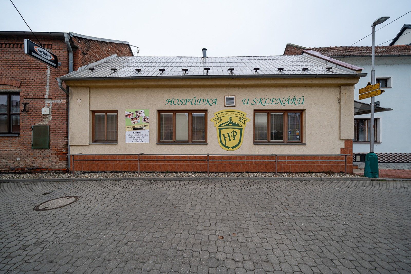 Restaurace, Na čtvrtkách, Bystrovany, 350 m²