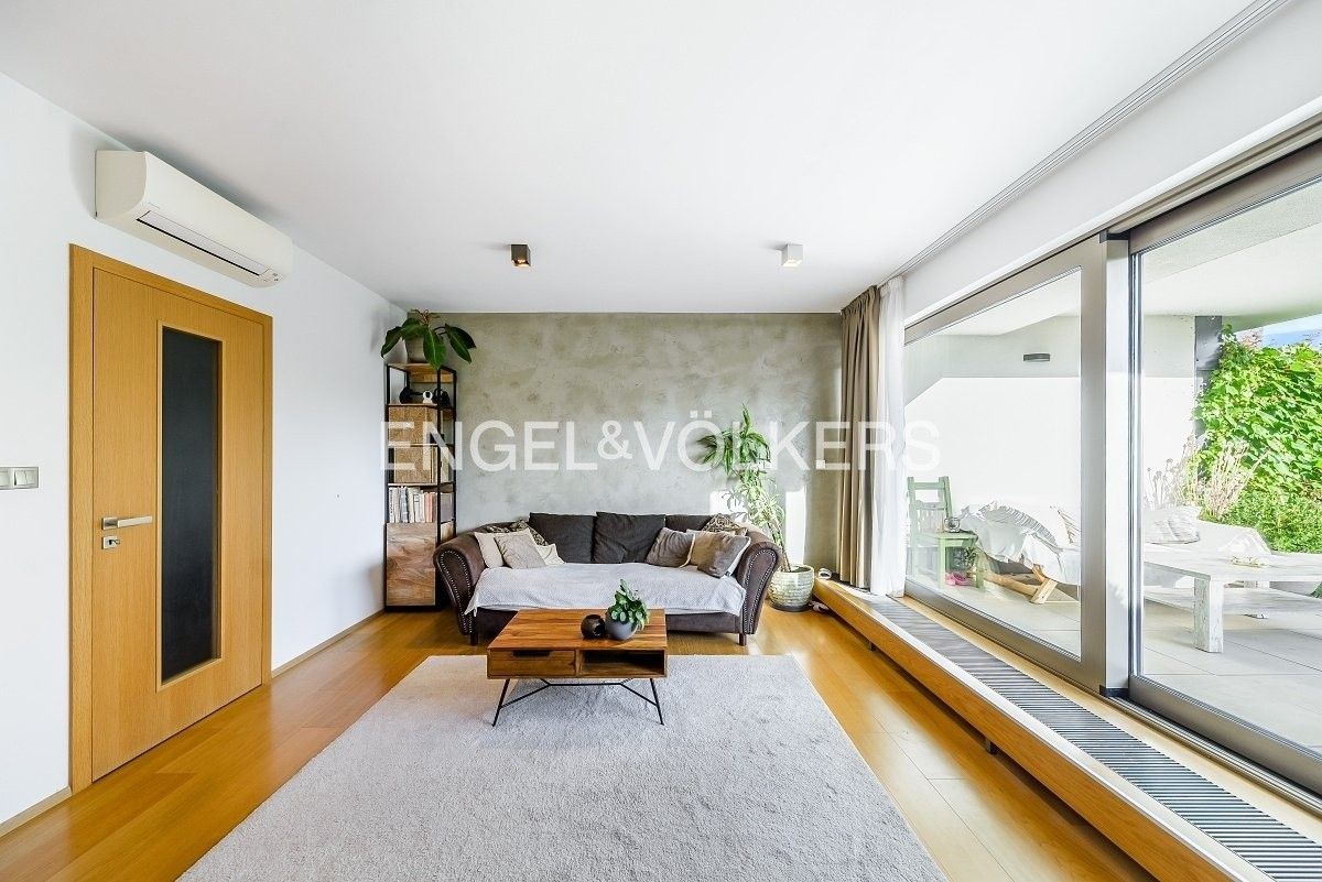 2+kk, U Okrouhlíku, Praha, 72 m²