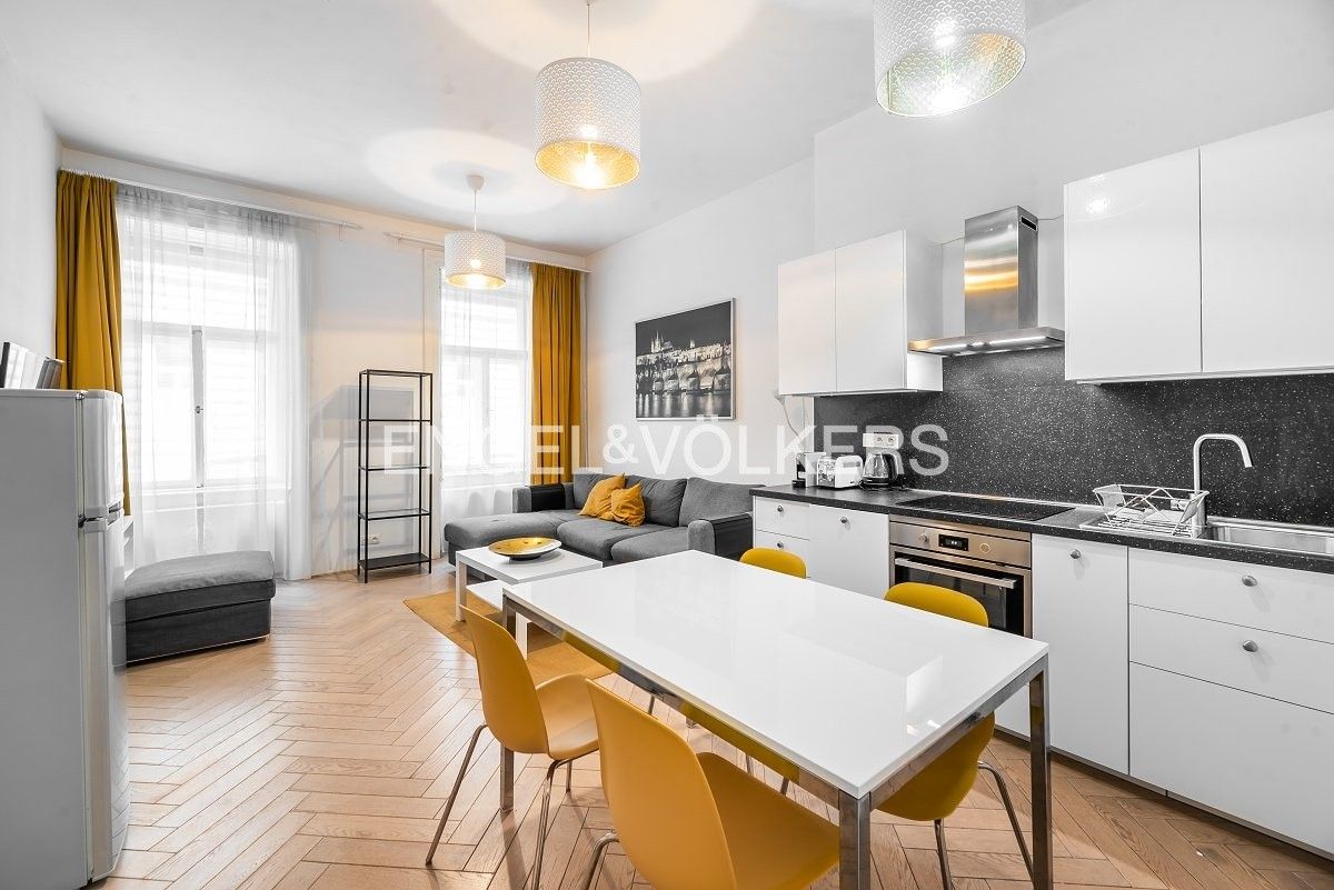 2+kk, Všehrdova, Praha, 50 m²