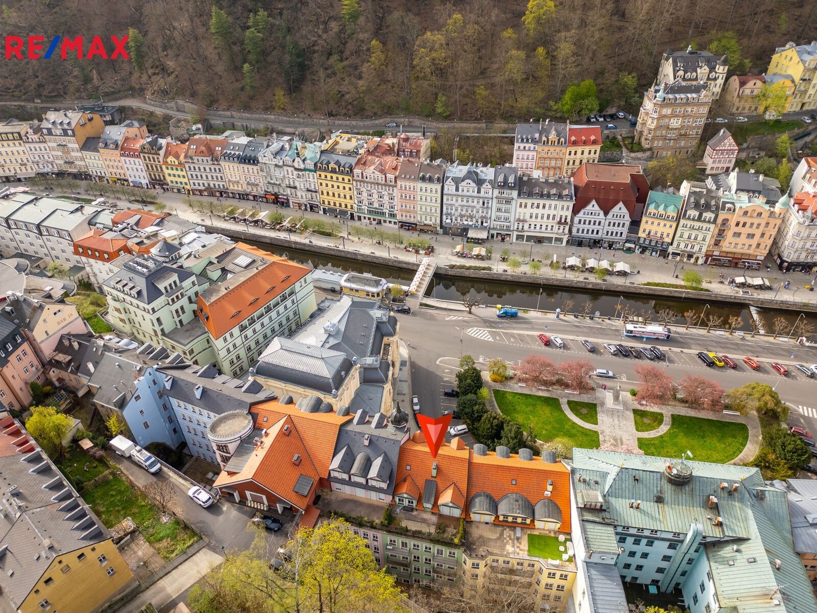 Obchodní prostory, Divadelní náměstí, Karlovy Vary, 100 m²