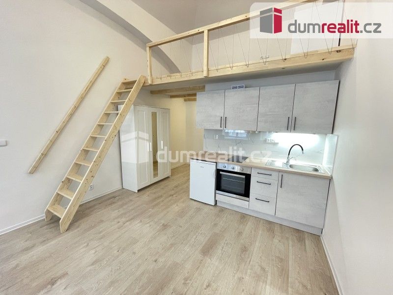 Pronájem byt 1+kk - Na Valentince, Praha, 42 m²