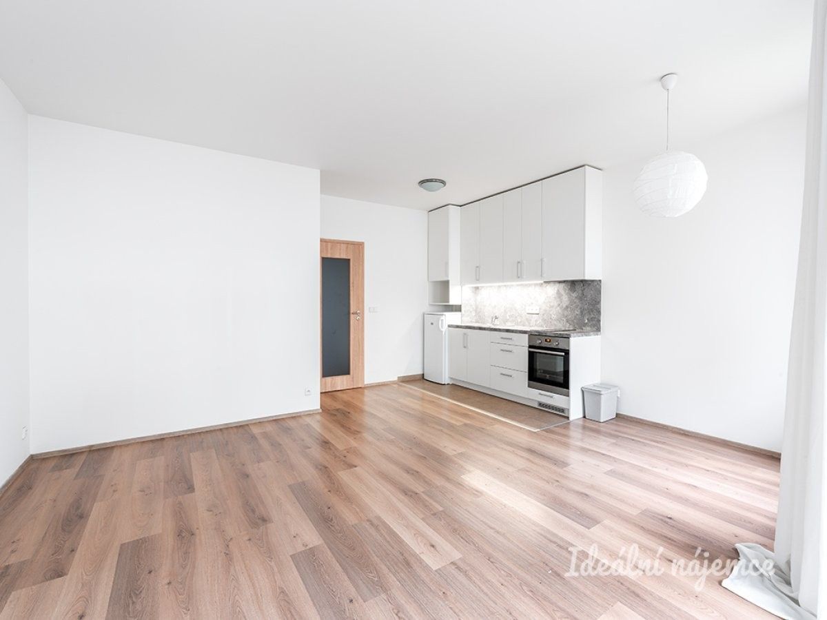 Pronájem byt 1+kk - Mezi vodami, Praha, 36 m²