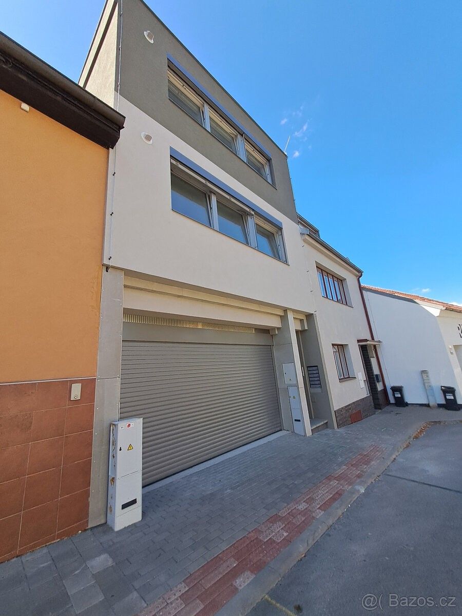 Garáže, Brno, 616 00